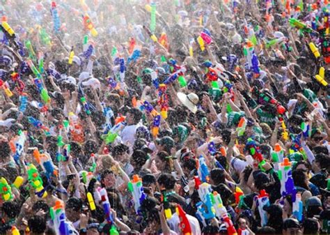 비비 워터밤: 물과 빛의 축제, 그리고 그 이상의 이야기